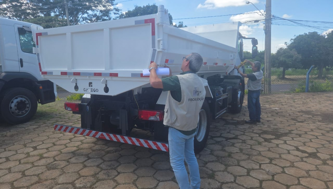 Em Votuporanga, Ipem-SP verifica carroçarias para cargas sólidas e balanças utilizadas nas áreas agrícola